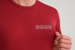 Närbild på röd löpartröja med tryck av aktivitetsikoner.